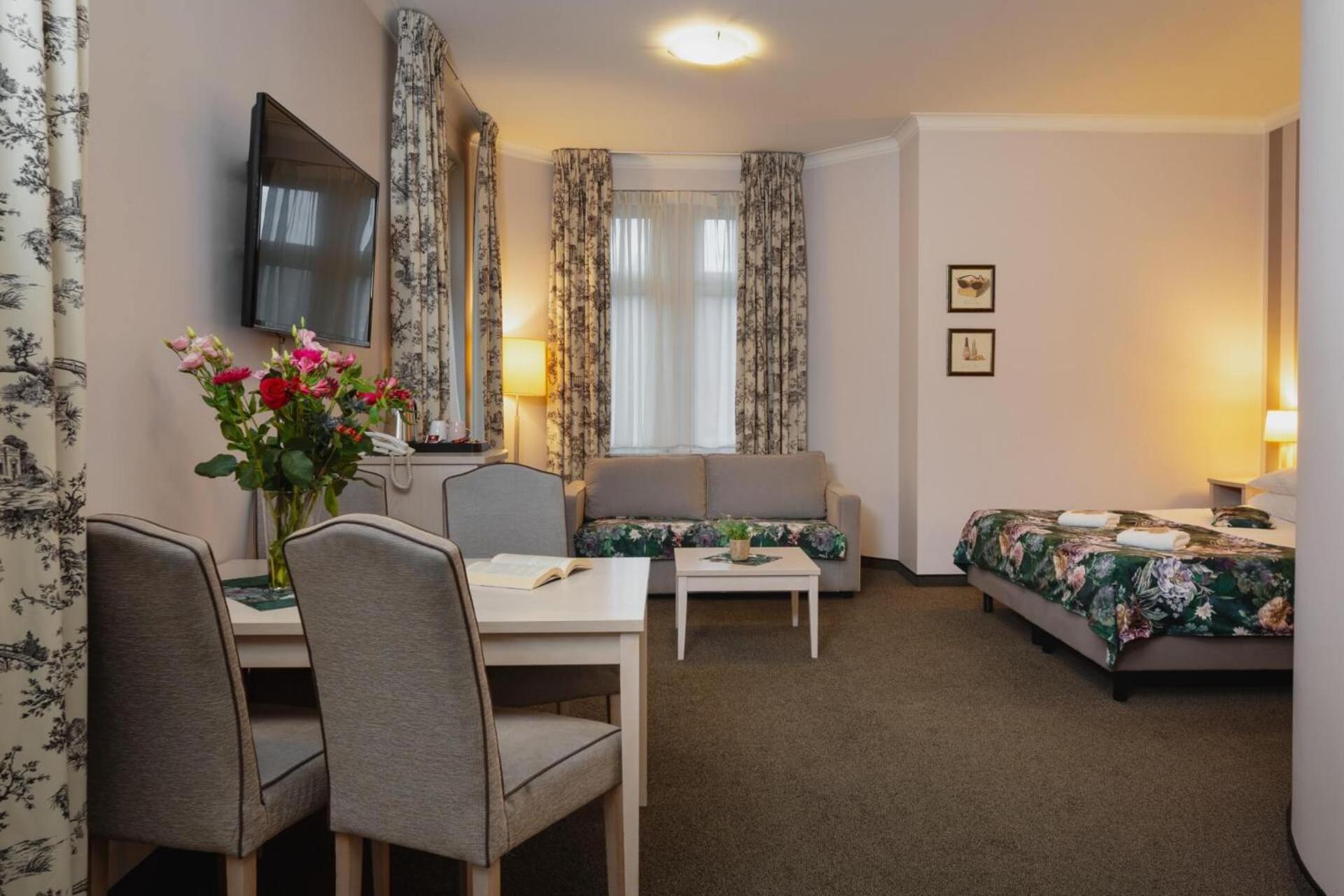 Hotel Amalia Kudowa Zdroj Luaran gambar