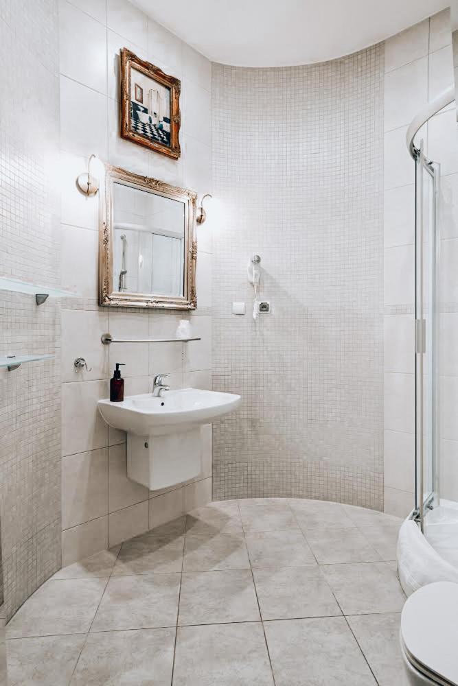 Hotel Amalia Kudowa Zdroj Luaran gambar